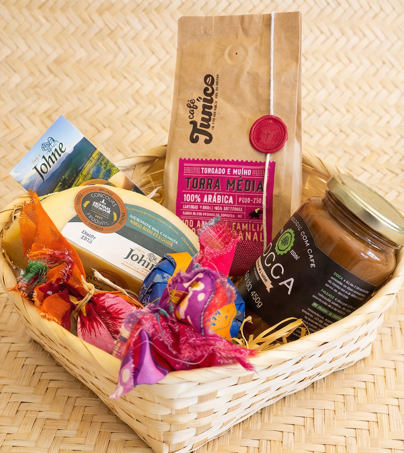 Cesta Cafe & Queijo Premiado - Johne + Cafe Junico + Doce com Cafe
